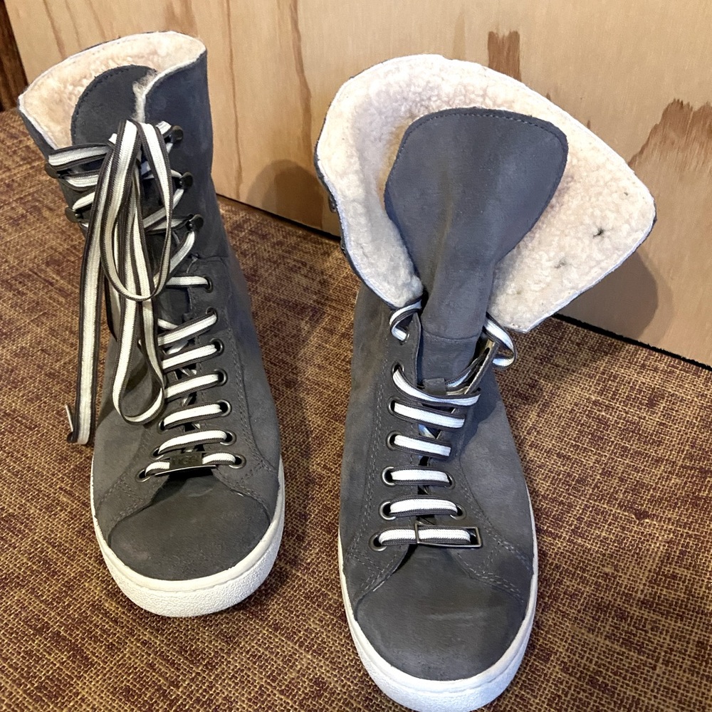 Ugg Starlyn woman’s high top boot